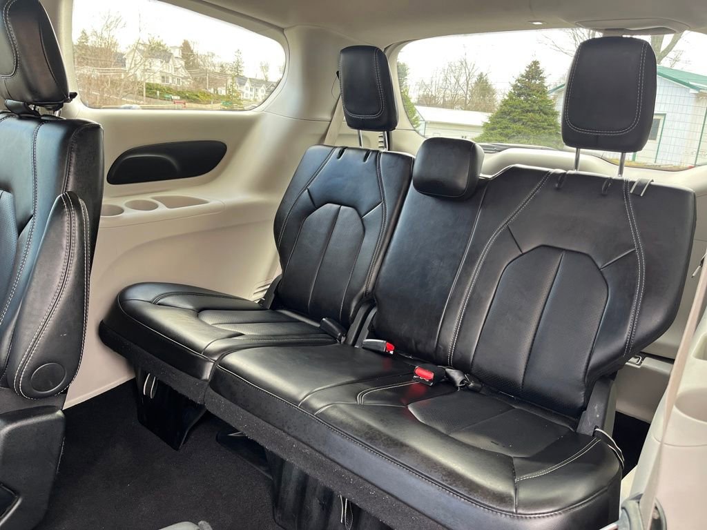 Used 2024 Chrysler Pacifica Touring-L image 32