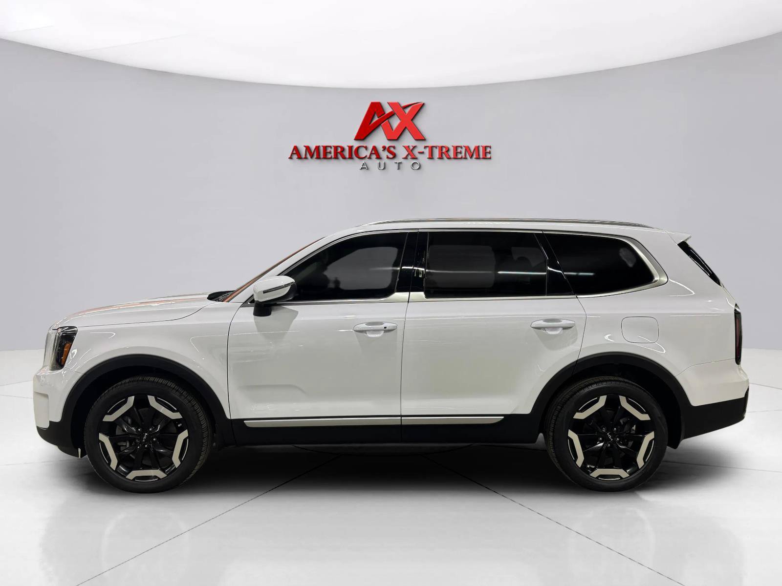 Used 2023 Kia Telluride EX w/ EX Captain's Chair Package FWD image 4