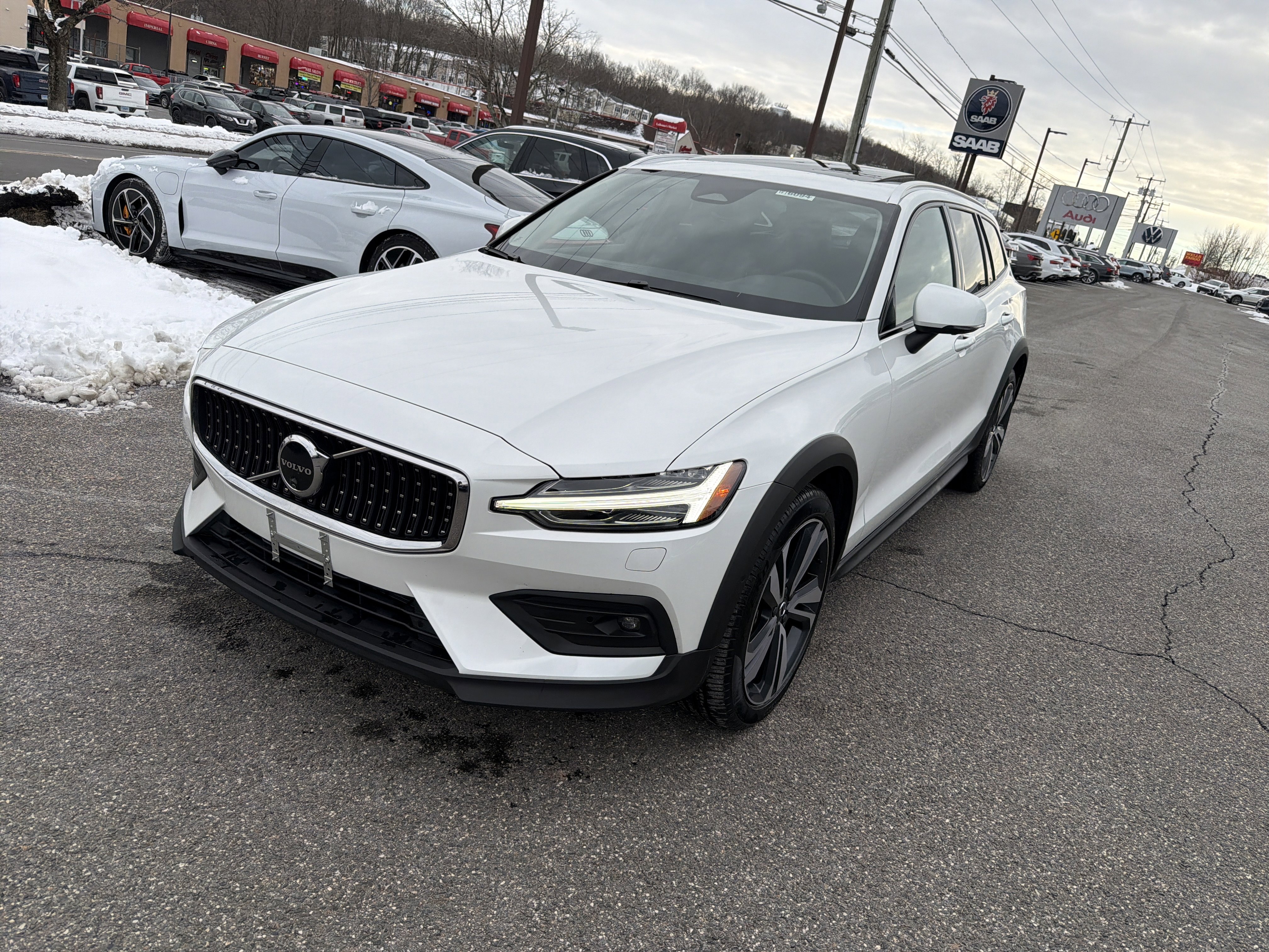 Certified 2025 Volvo V60 B5 Cross Country Plus AWD/4WD image 3