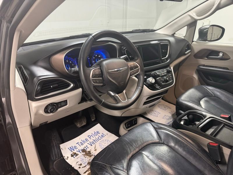Used 2018 Chrysler Pacifica Touring-L image 19