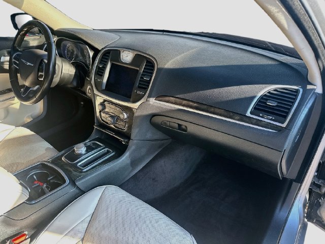 Used 2018 Chrysler 300 Limited RWD image 28