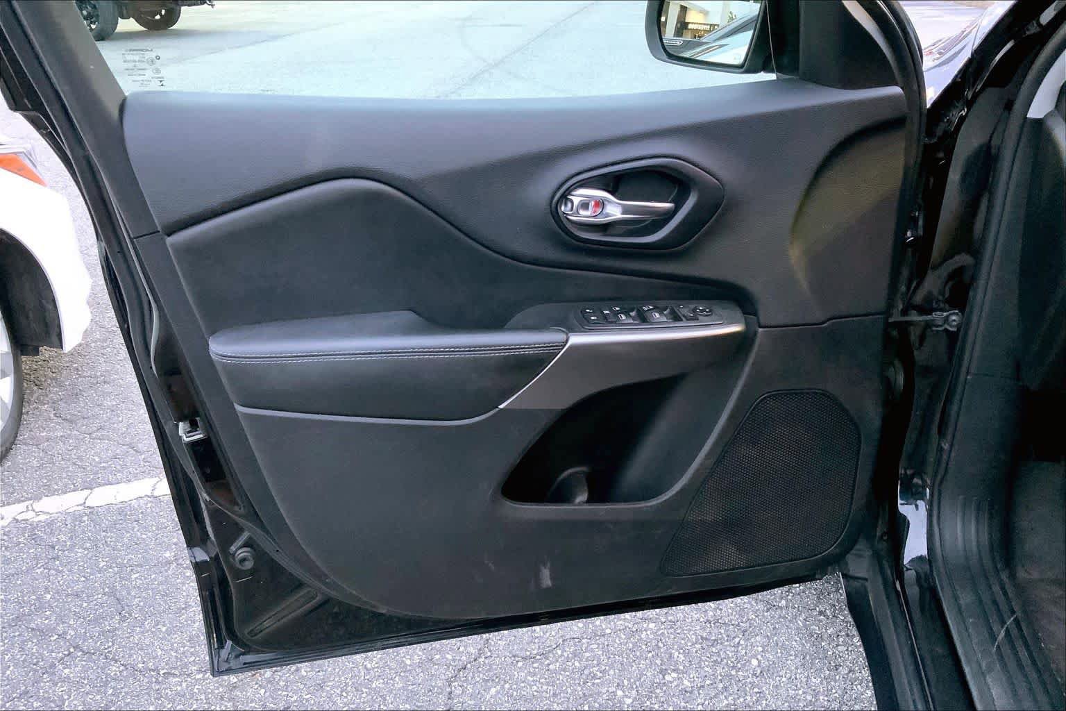 Used 2019 Jeep Cherokee Latitude w/ Popular Appearance Group FWD image 21