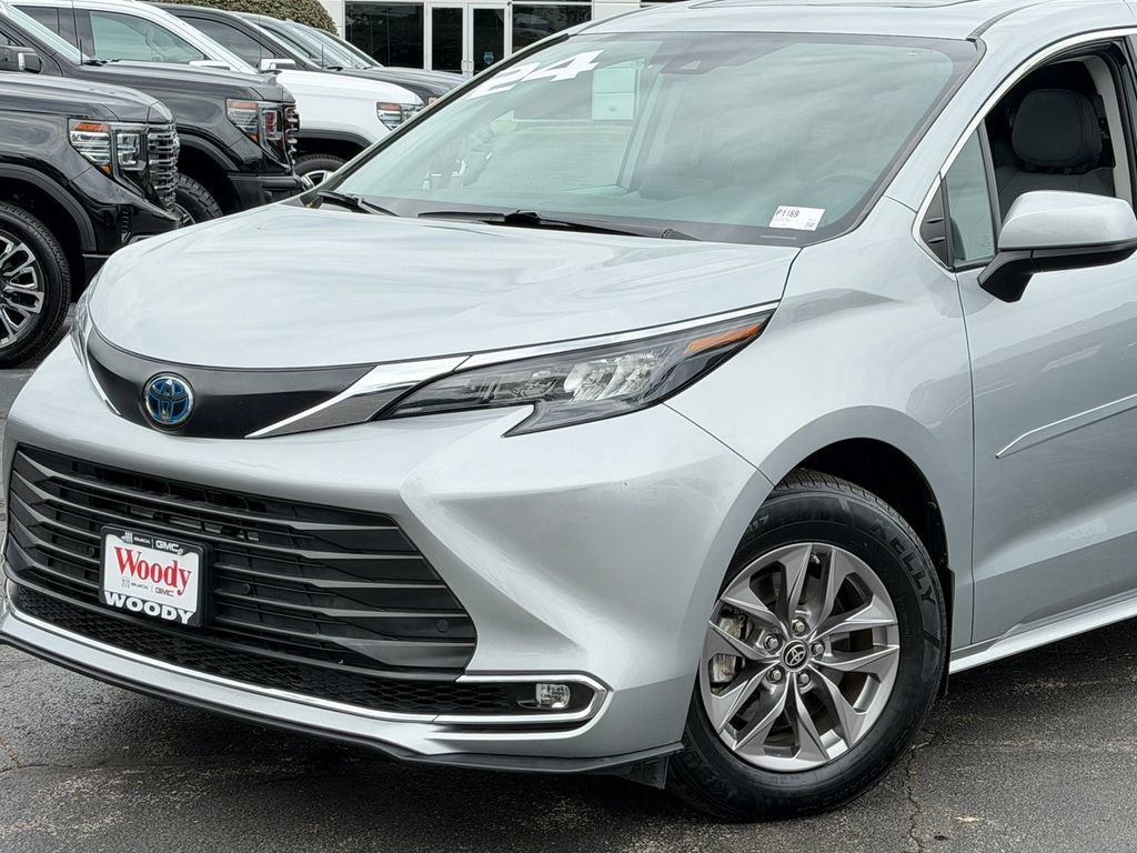 Used 2024 Toyota Sienna XLE AWD/4WD image 4