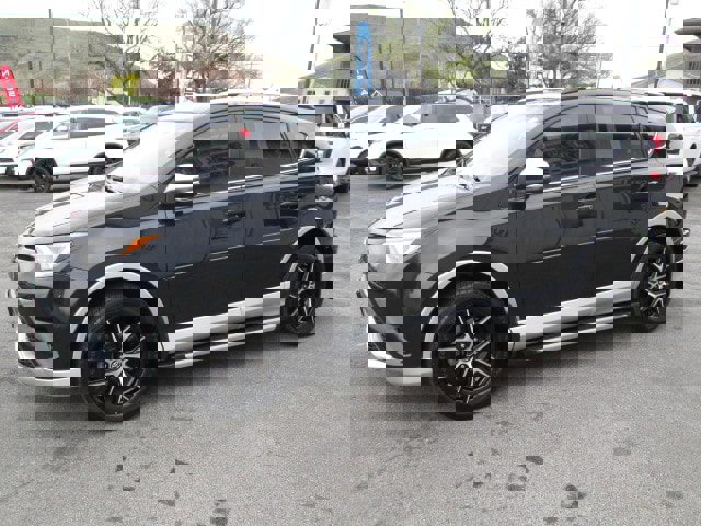 Used 2016 Toyota RAV4 SE image 3