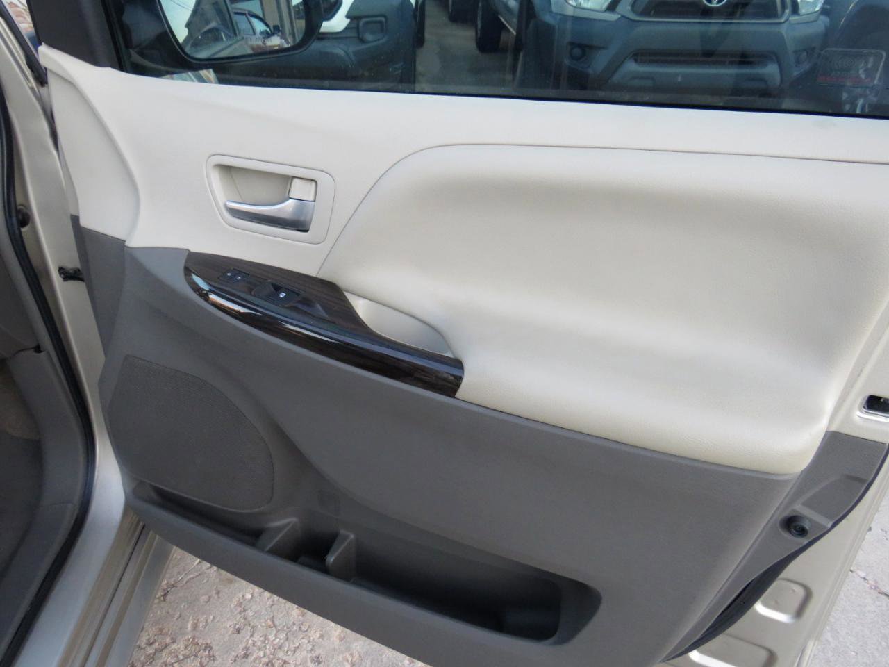 Used 2015 Toyota Sienna XLE w/ XLE Navigation Package FWD image 25