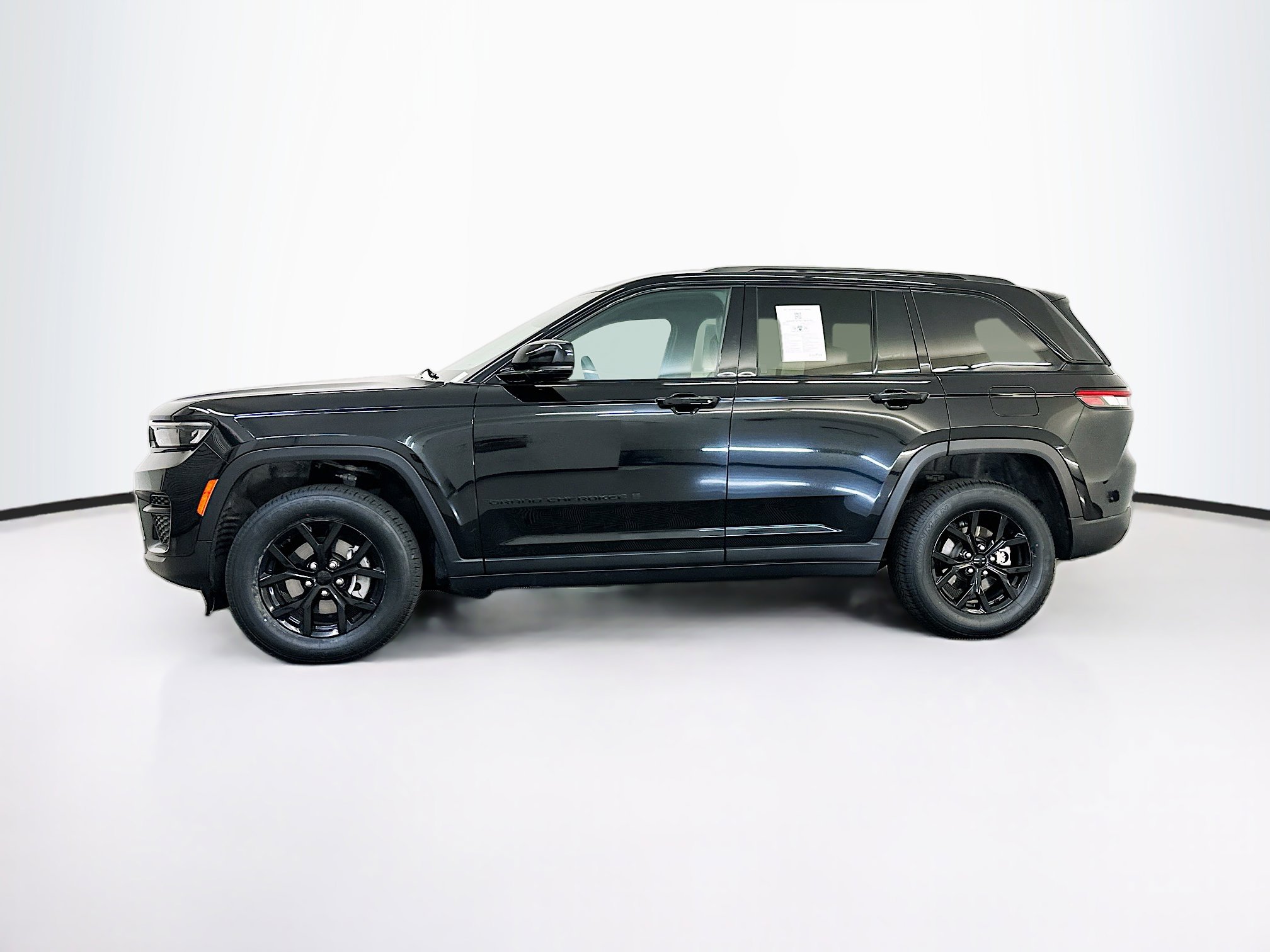 Used 2025 Jeep Grand Cherokee Altitude AWD/4WD image 4