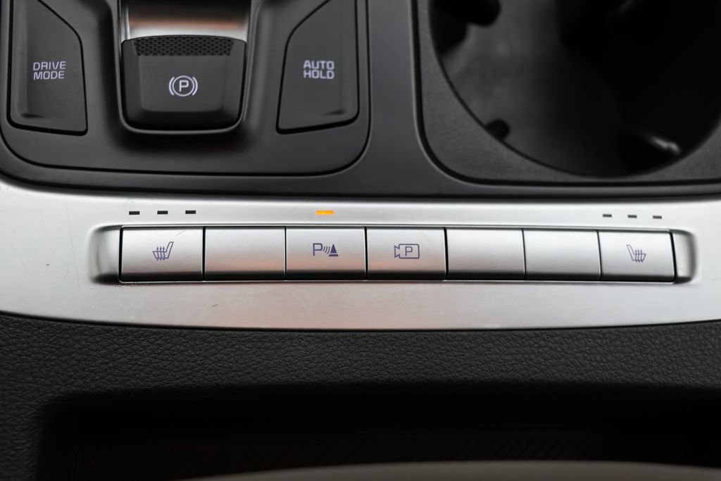 Used 2025 Kia Carnival FWD image 24