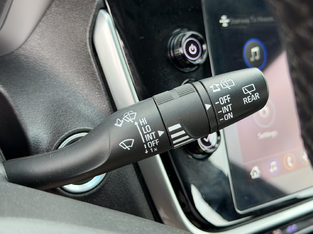 Used 2023 Chevrolet Bolt LT w/ Infotainment Package FWD image 33