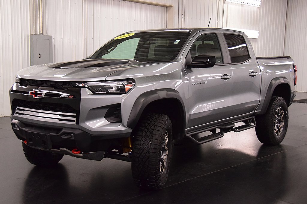 Used 2024 Chevrolet Colorado ZR2 w/ ZR2 Convenience Package III image 3