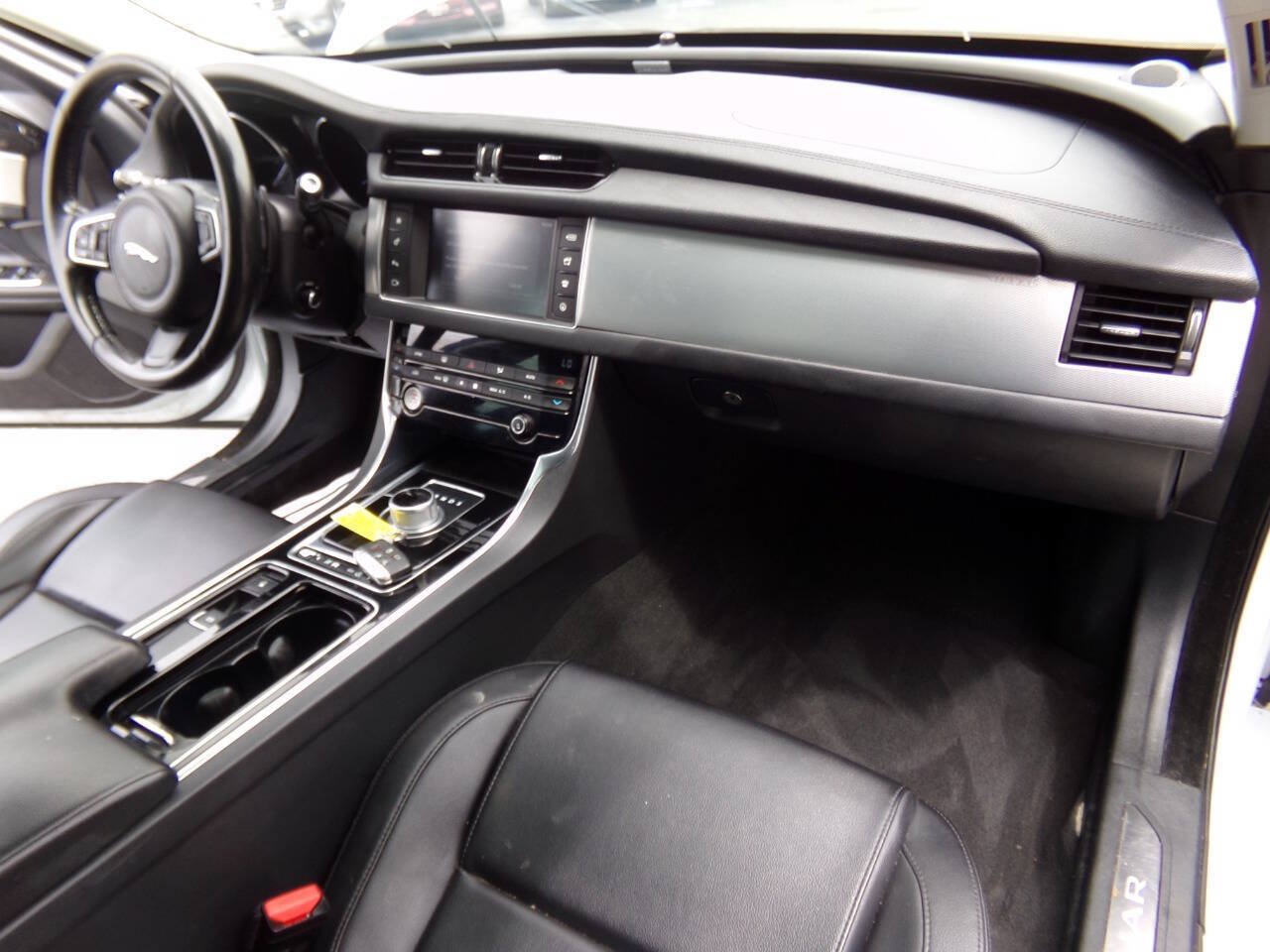 Used 2016 Jaguar XF Premium RWD image 35