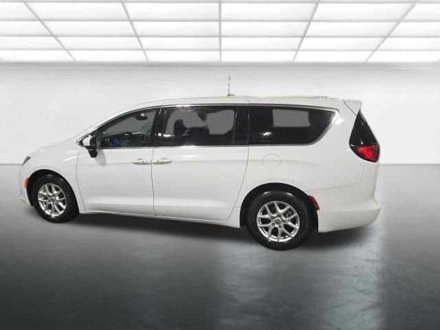Used 2023 Chrysler Voyager LX image 7