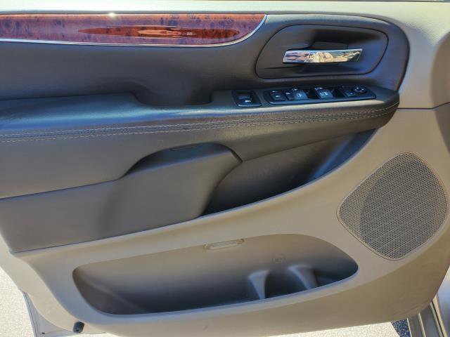 Used 2015 Chrysler Town & Country Touring FWD image 18