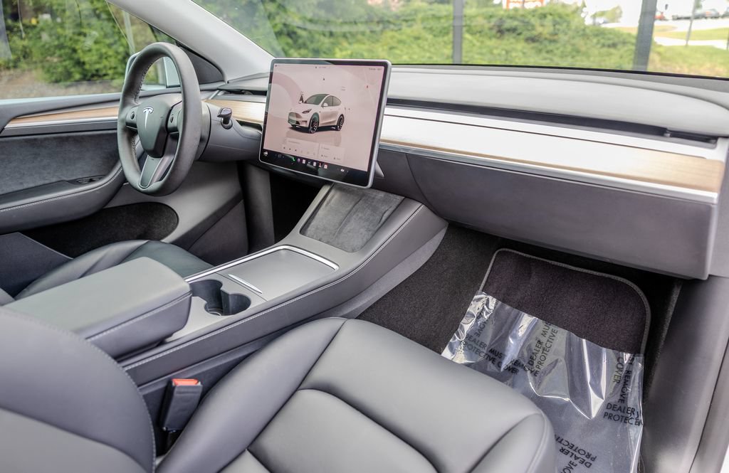 Used 2024 Tesla Model Y Performance AWD/4WD image 16