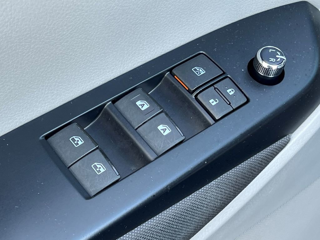Used 2018 Toyota Highlander LE AWD/4WD image 9