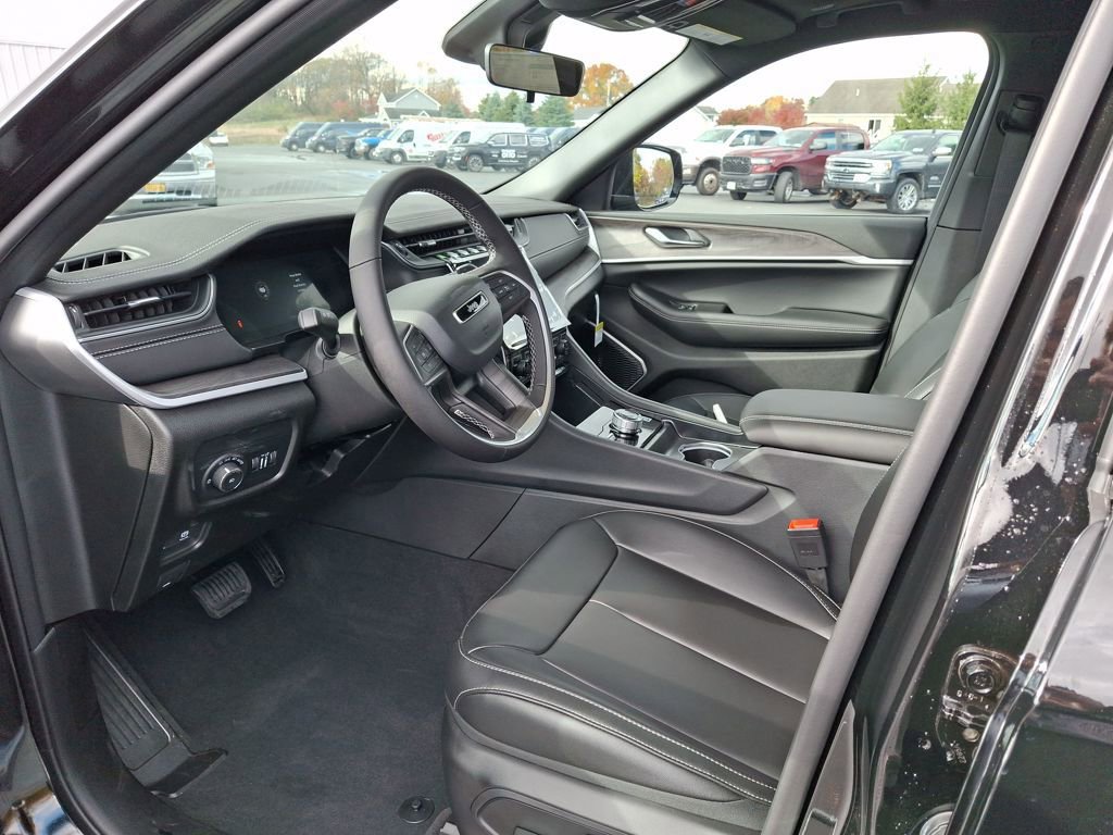 New 2025 Jeep Grand Cherokee Limited w/ Black Appearance Package image 9