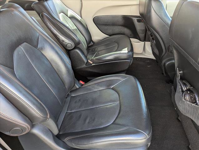 Used 2018 Chrysler Pacifica Touring-L image 19