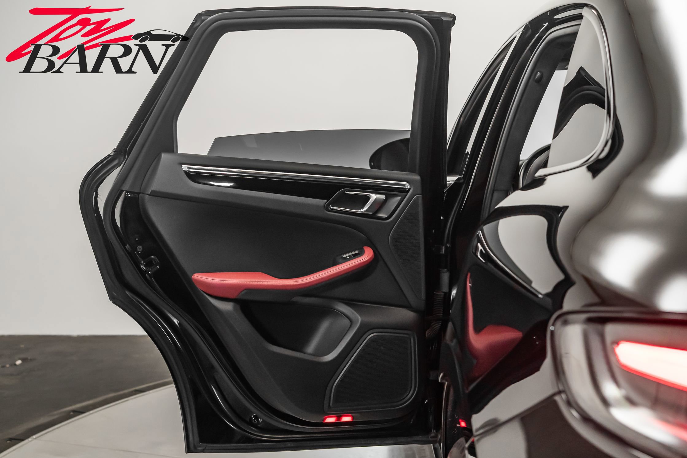 Used 2023 Porsche Macan image 39