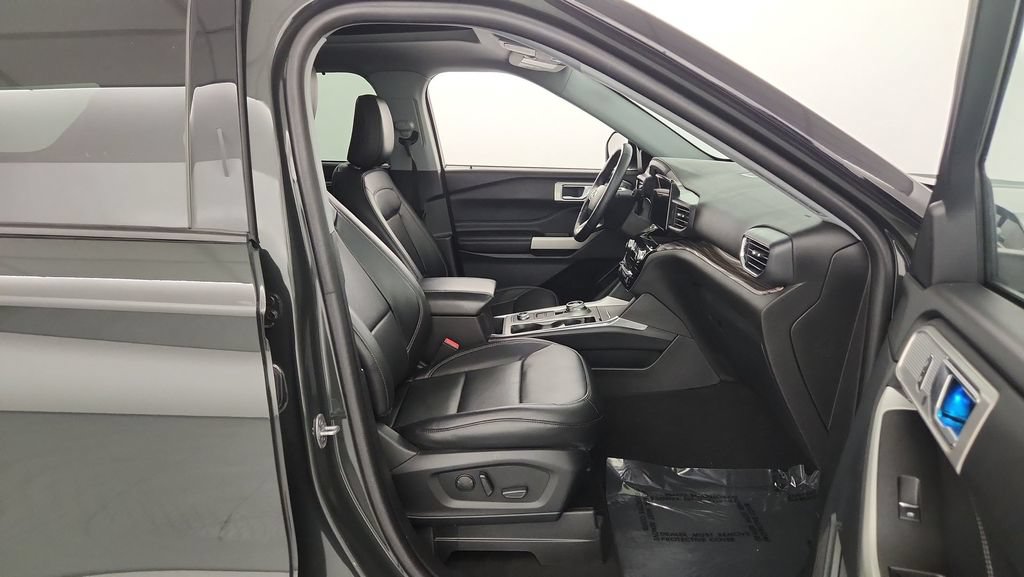 Used 2022 Ford Explorer Limited w/ Equipment Group 301A AWD/4WD image 38