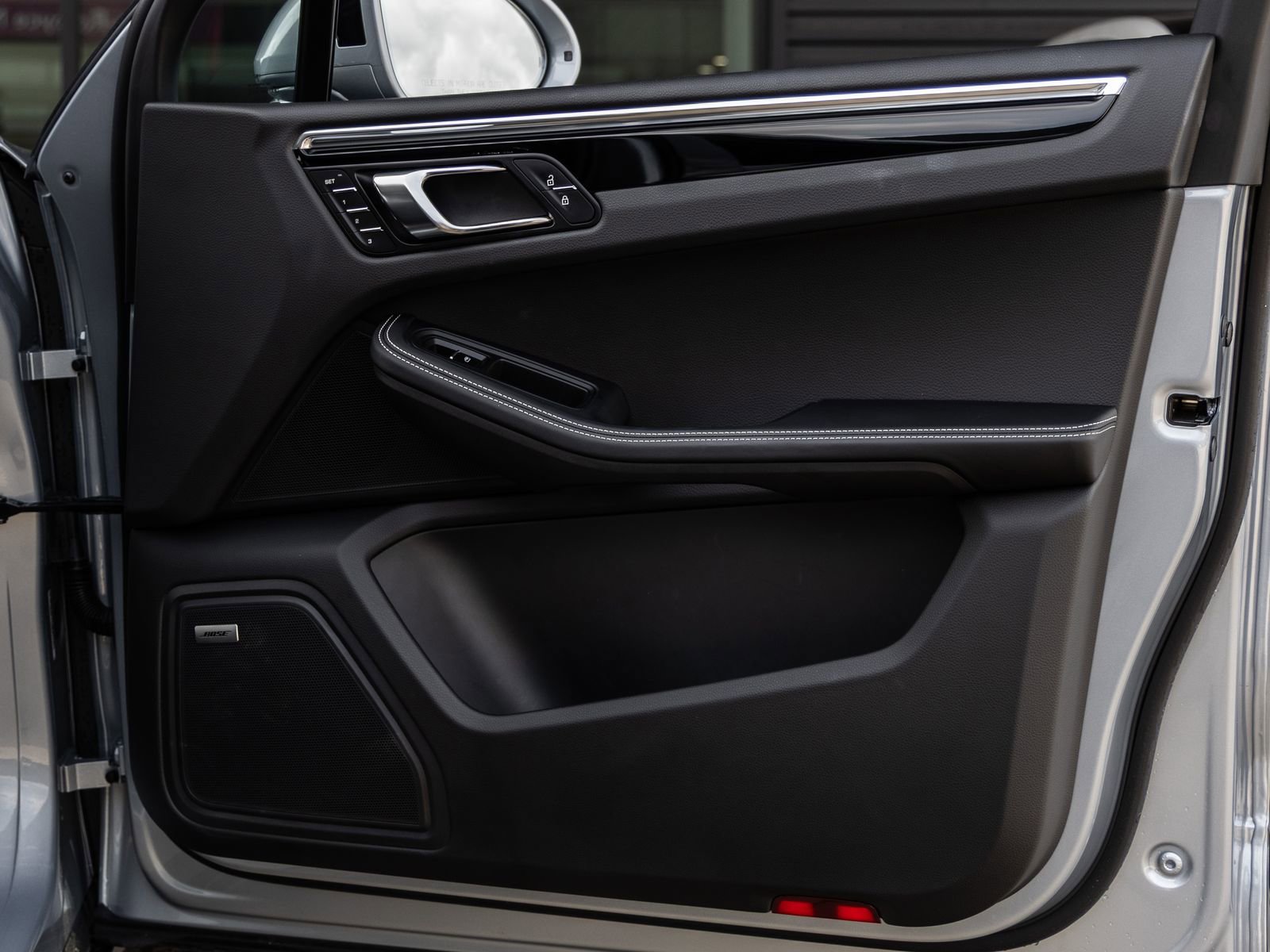 Certified 2025 Porsche Macan image 43
