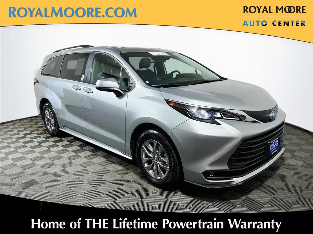Certified 2025 Toyota Sienna XLE FWD image 1