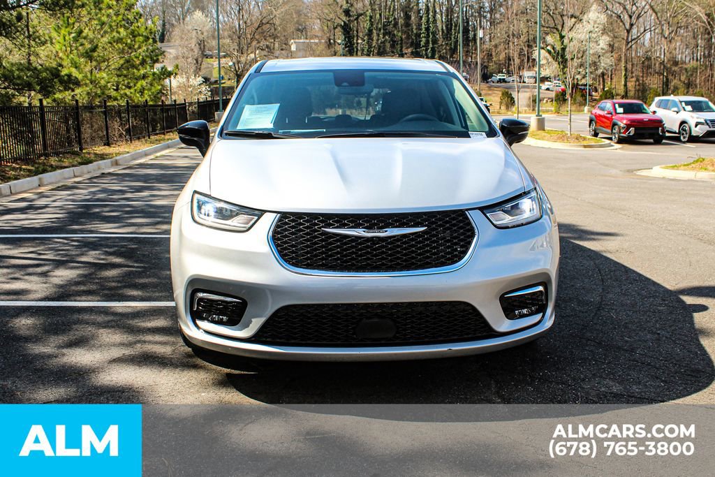 Used 2024 Chrysler Pacifica Touring-L image 10