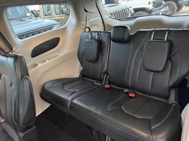Used 2024 Chrysler Pacifica Touring-L image 8