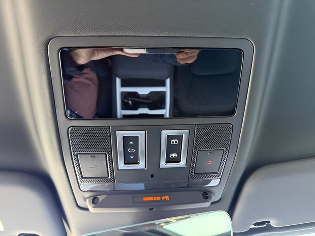 Certified 2025 Land Rover Defender 90 X-Dynamic SE image 30