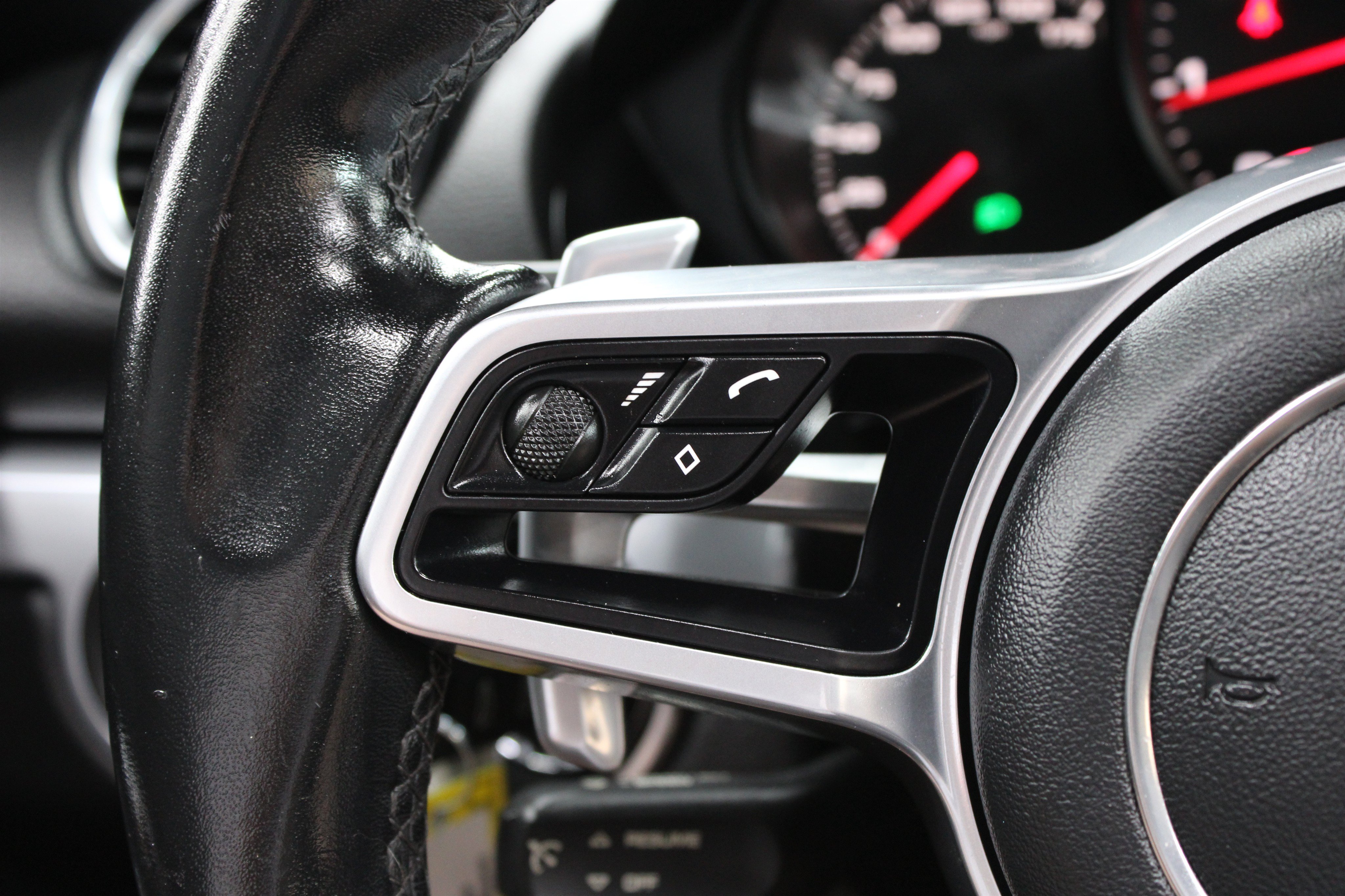 Used 2021 Porsche 718 Boxster w/ Premium Package RWD image 9