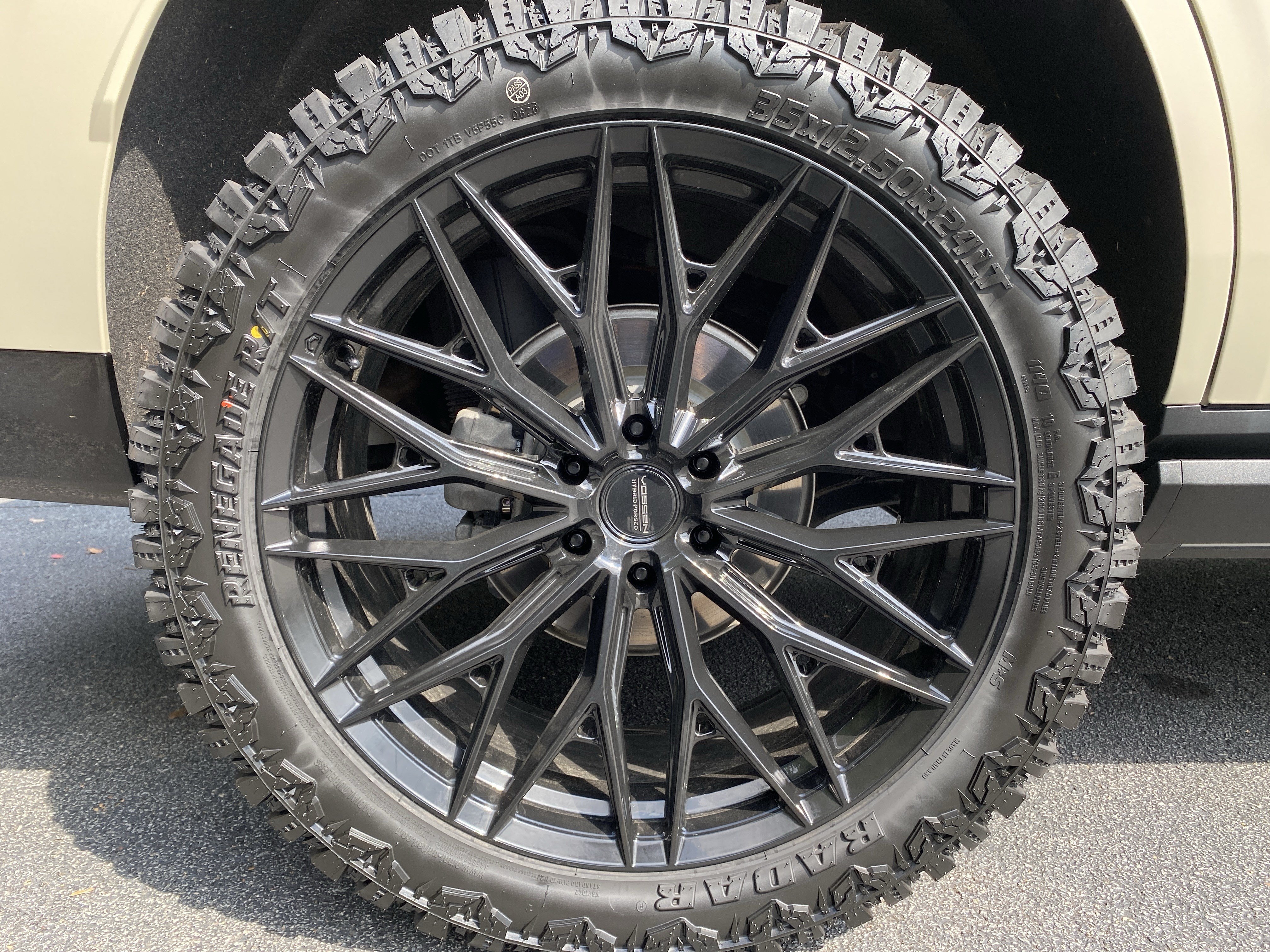 Used 2025 Cadillac Escalade Sport Platinum w/ LPO, Floor Liner Package AWD/4WD image 45