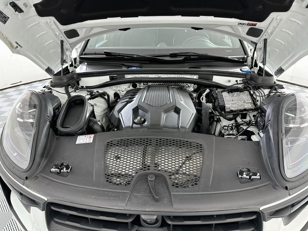 Certified 2024 Porsche Macan AWD/4WD image 32