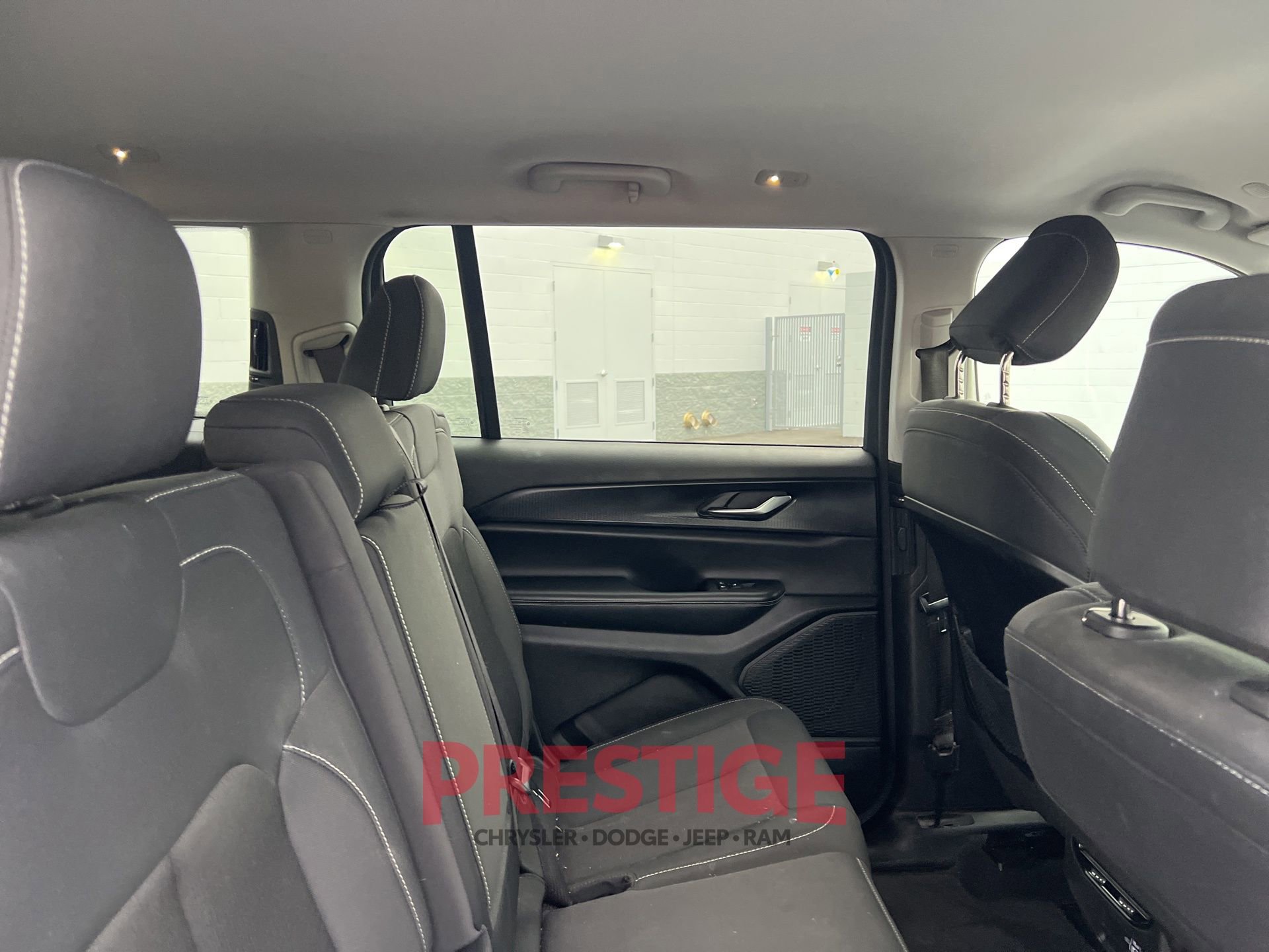 Used 2023 Jeep Grand Cherokee L Laredo image 18