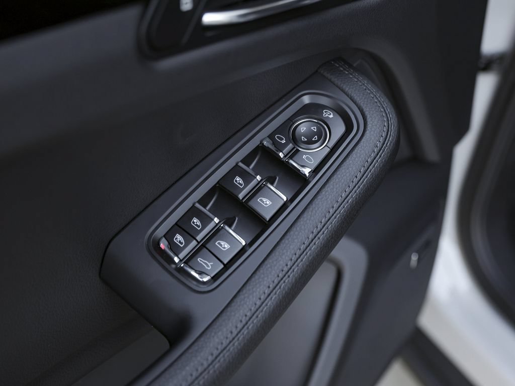New 2025 Porsche Macan AWD/4WD image 32