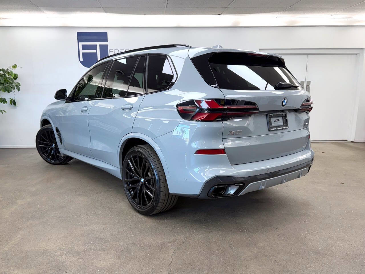 Used 2025 BMW X5 xDrive40i w/ M Sport Package image 28