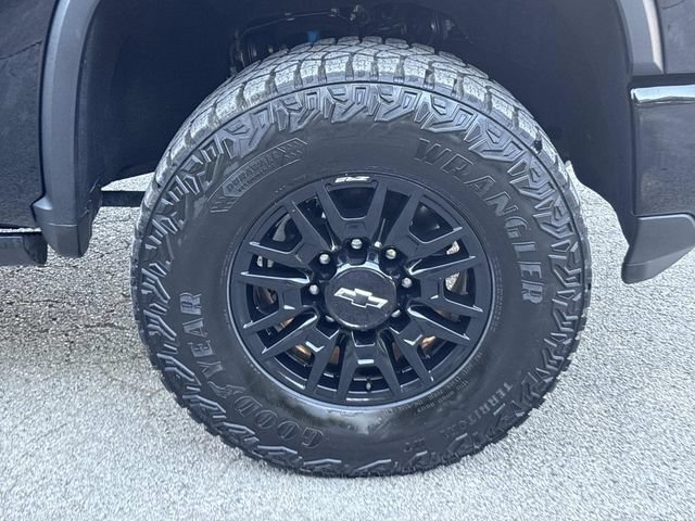 Used 2025 Chevrolet Silverado 2500 ZR2 w/ Technology Package AWD/4WD image 9