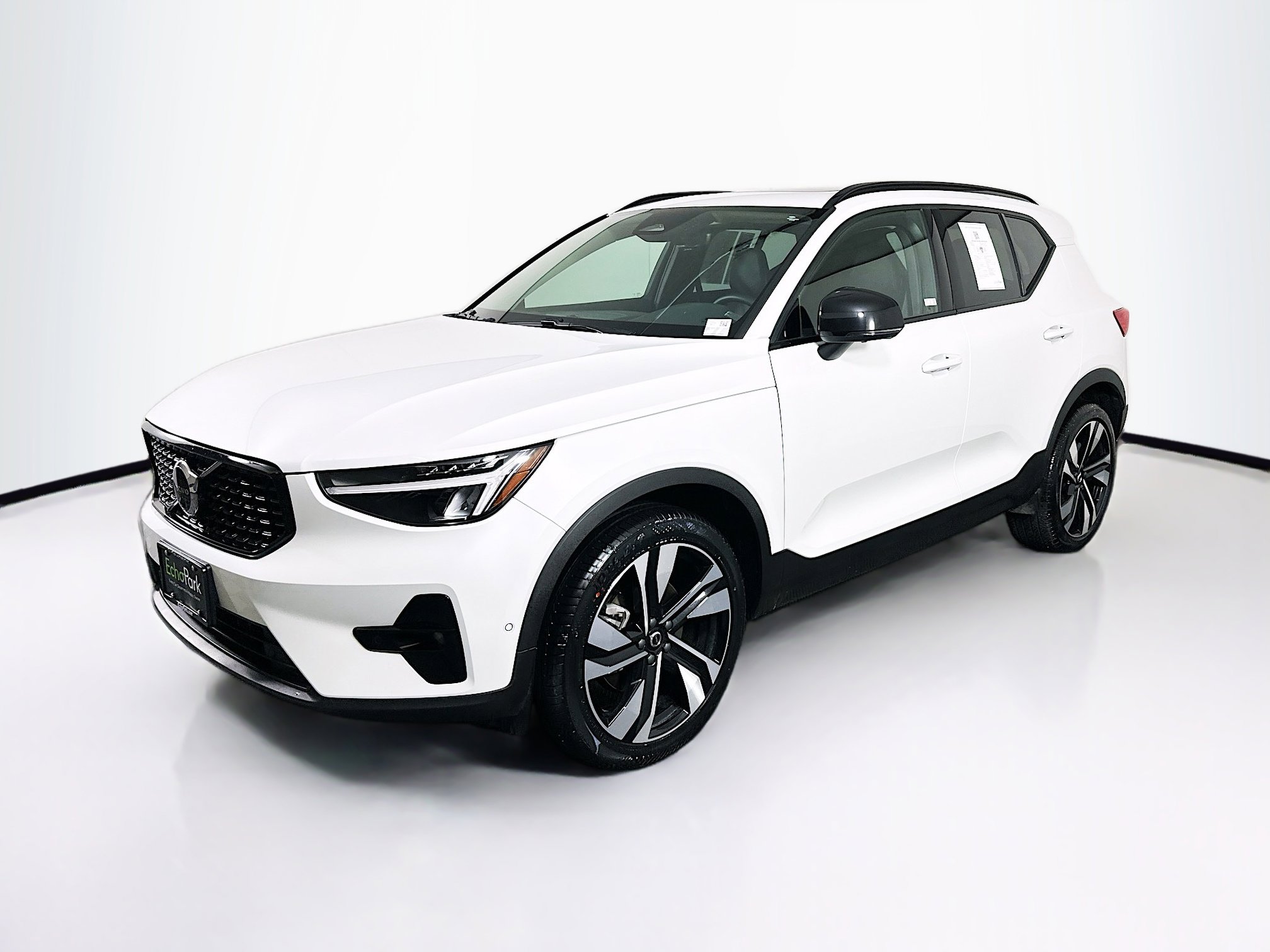 Used 2025 Volvo XC40 B5 Plus image 3