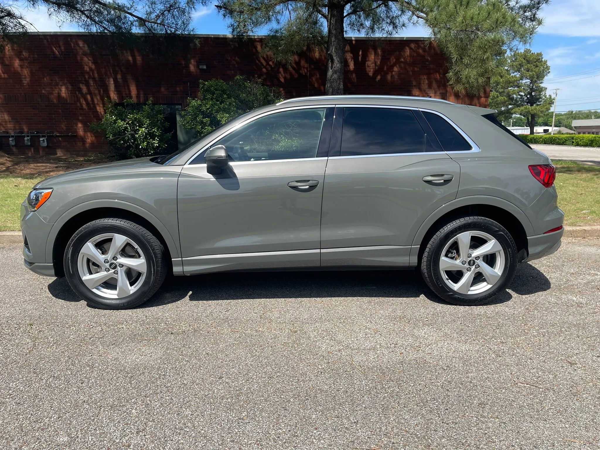 Used 2021 Audi Q3 2.0T Premium w/ Convenience Package AWD/4WD image 2