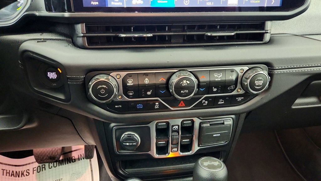 Used 2025 Jeep Wrangler Unlimited Sahara w/ Safety Group image 17