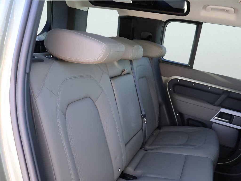 Used 2024 Land Rover Defender 110 SE image 13