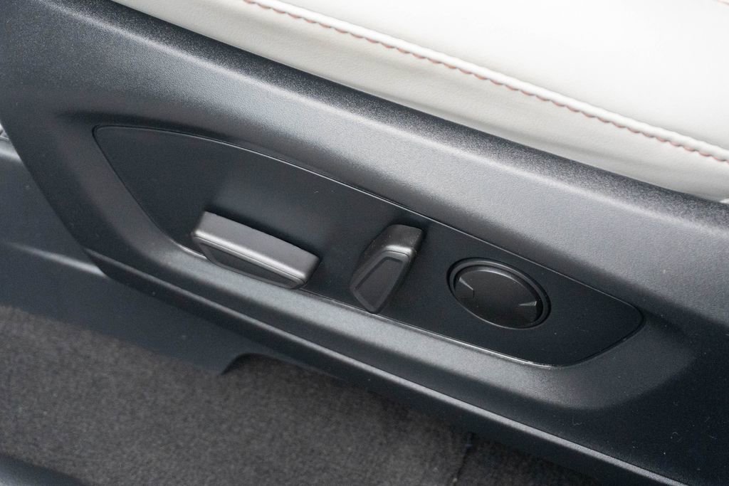 Used 2025 Ford Explorer Active w/ Active Comfort Package RWD image 18