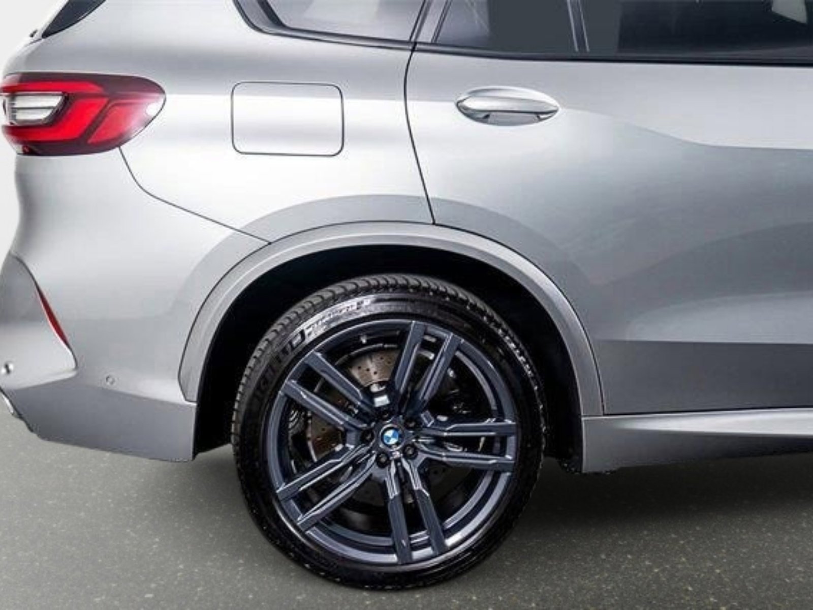 Used 2021 BMW X5 M w/ Executive Package image 8