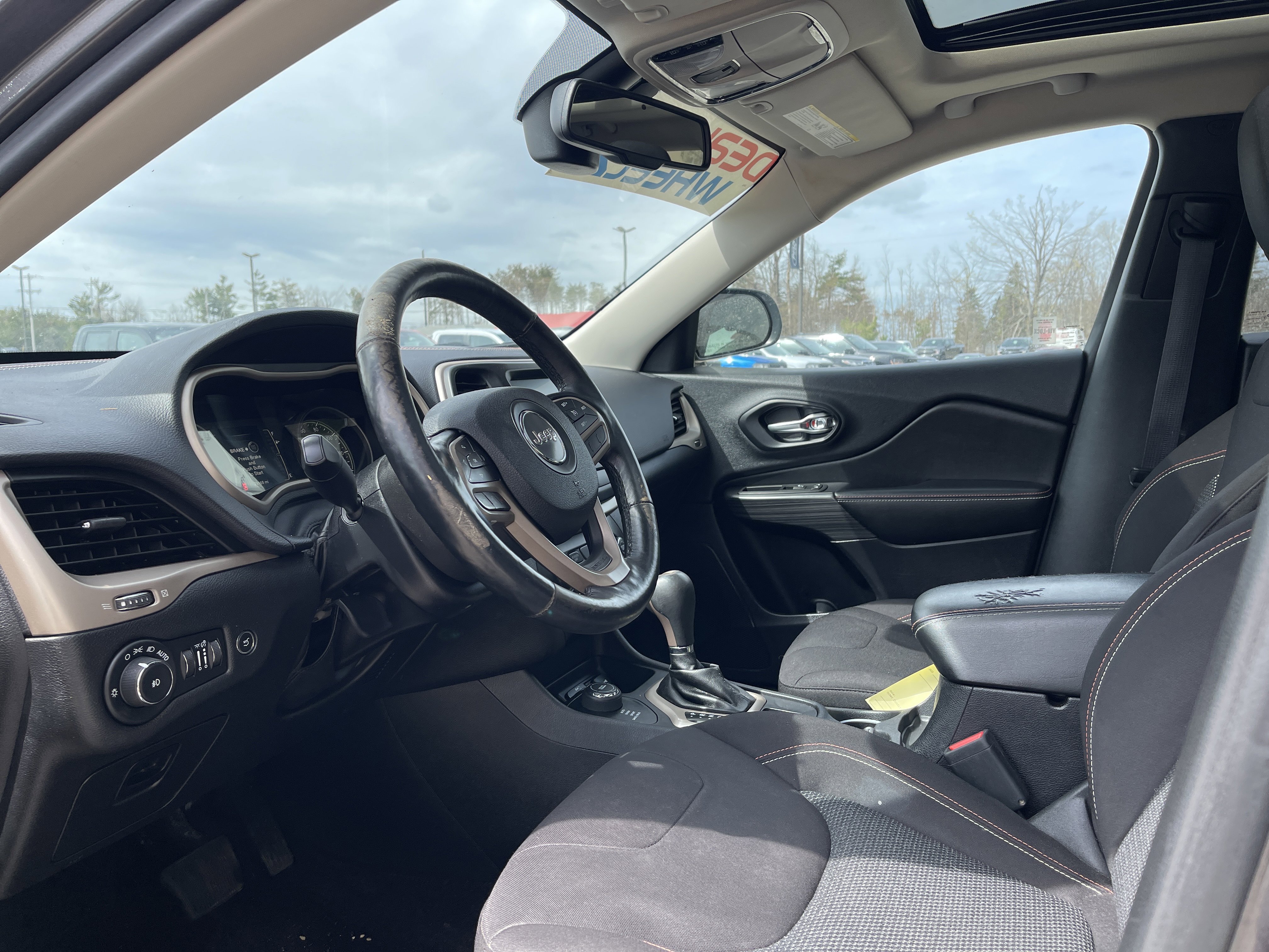 Used 2017 Jeep Cherokee Latitude AWD/4WD image 10