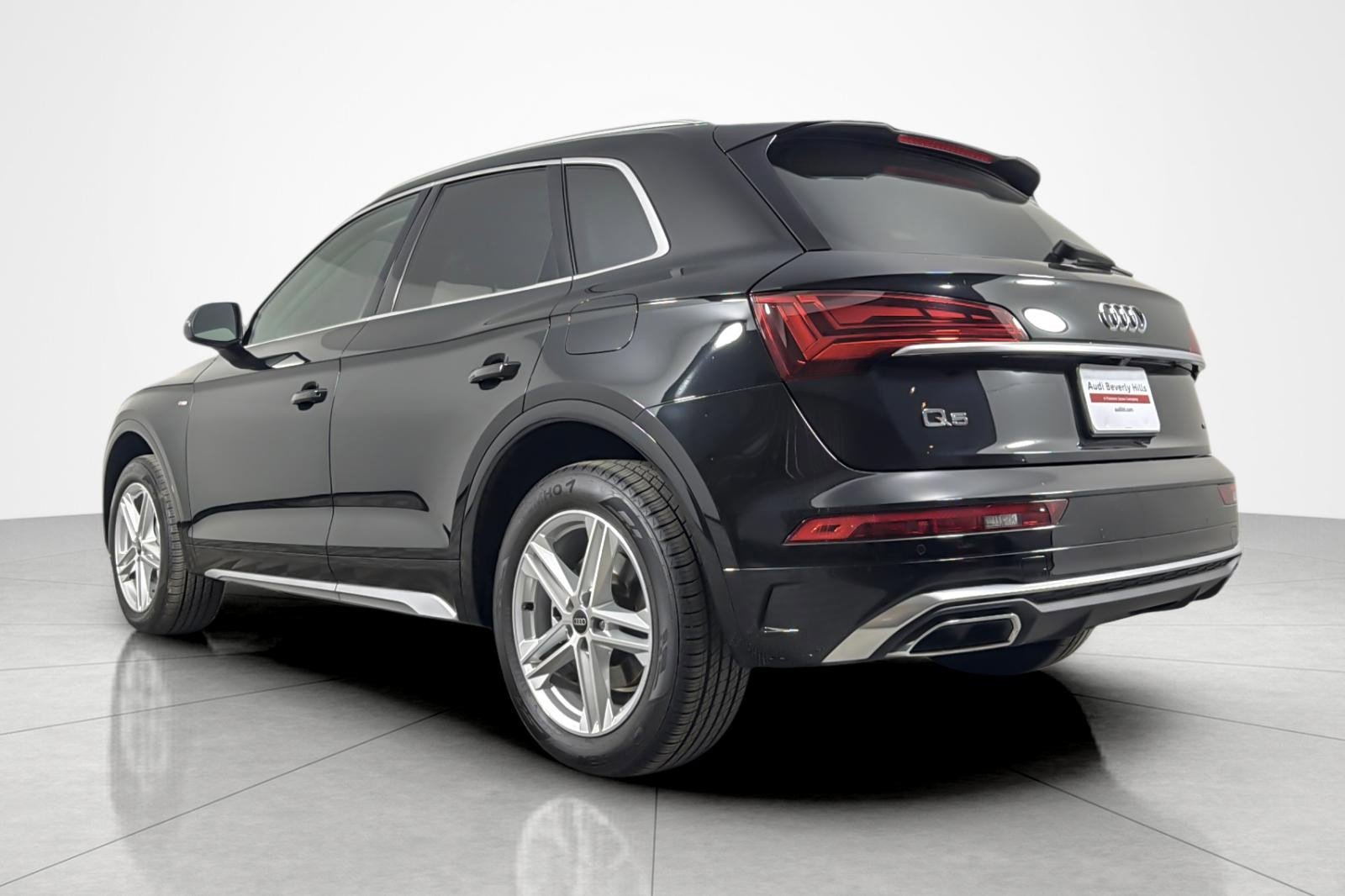 Used 2023 Audi Q5 e Premium w/ Convenience Package AWD/4WD image 3