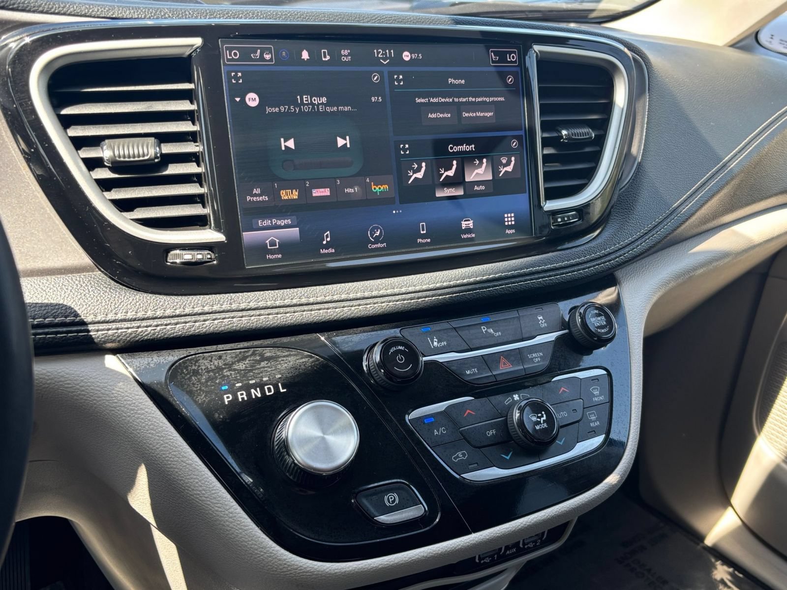 Used 2023 Chrysler Pacifica Touring-L FWD image 19