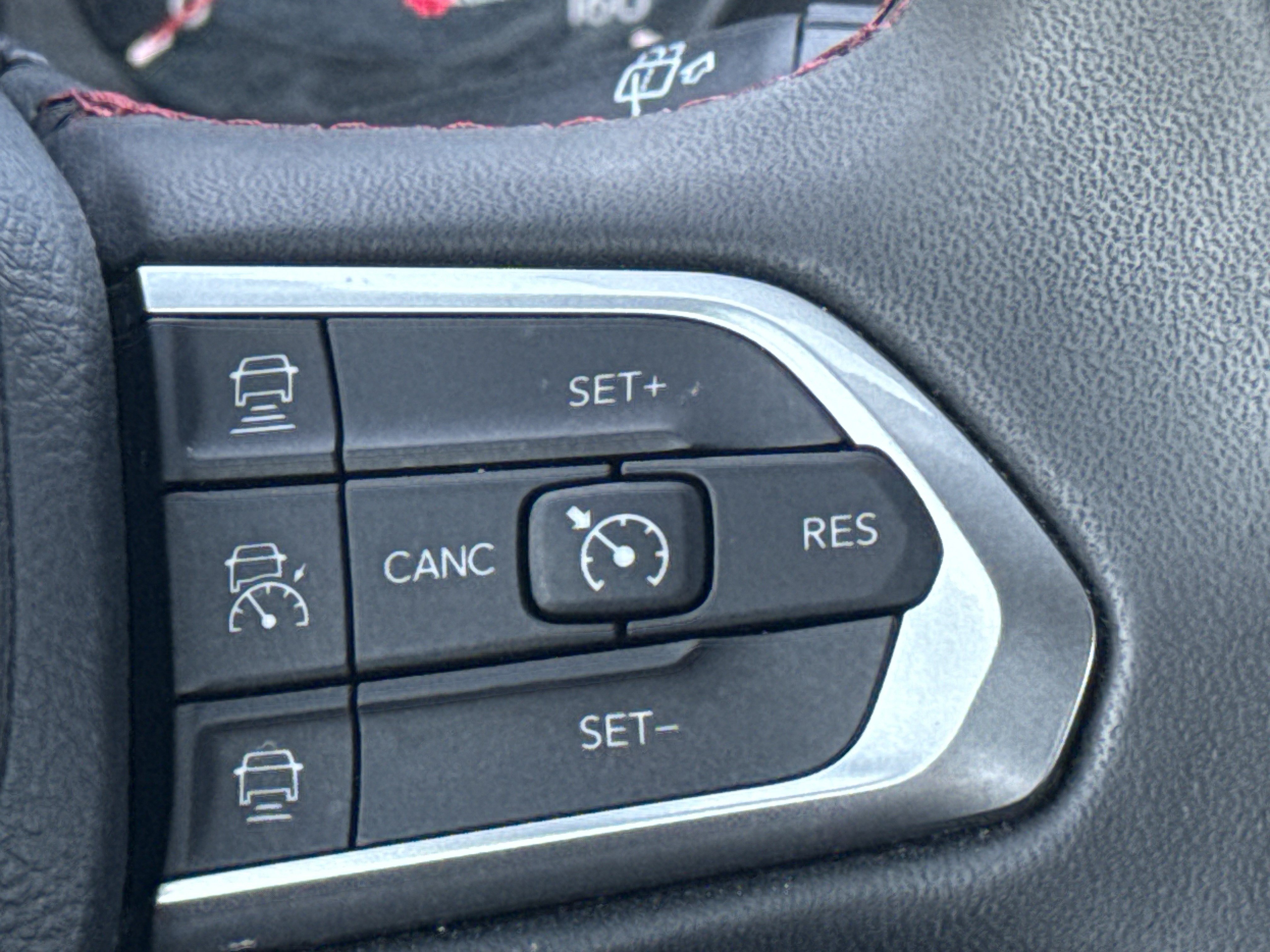 Used 2025 Jeep Compass Trailhawk w/ Trailer Tow Group AWD/4WD image 29