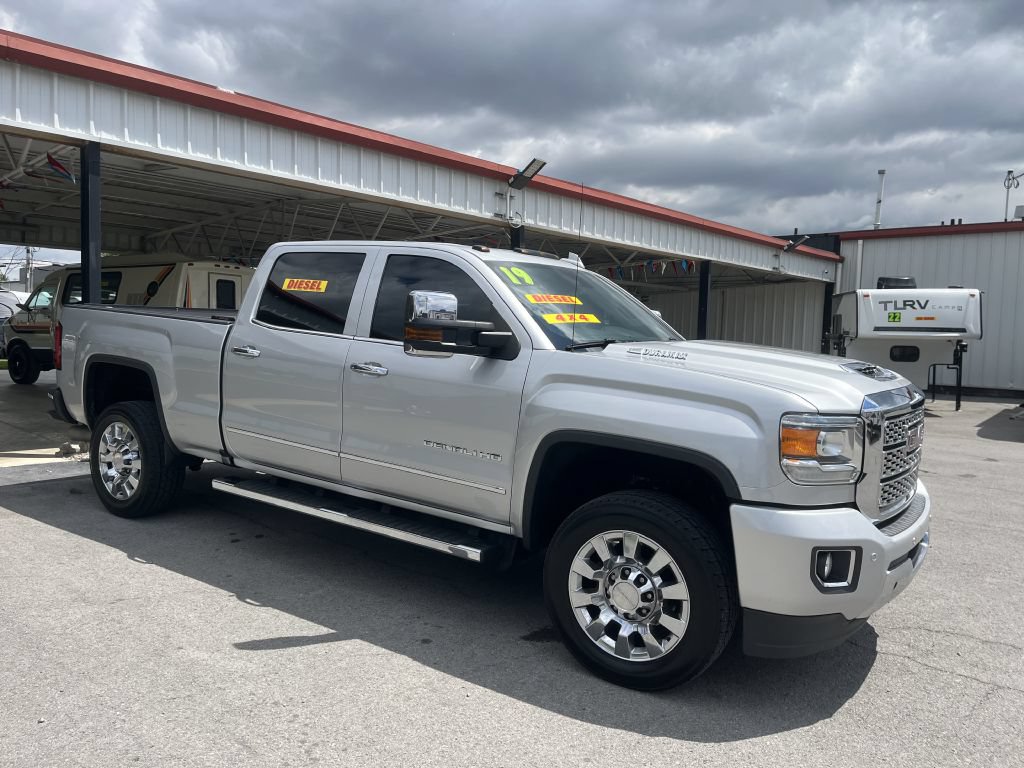 Used 2019 GMC Sierra 2500 Denali w/ Duramax Plus Package AWD/4WD image 2