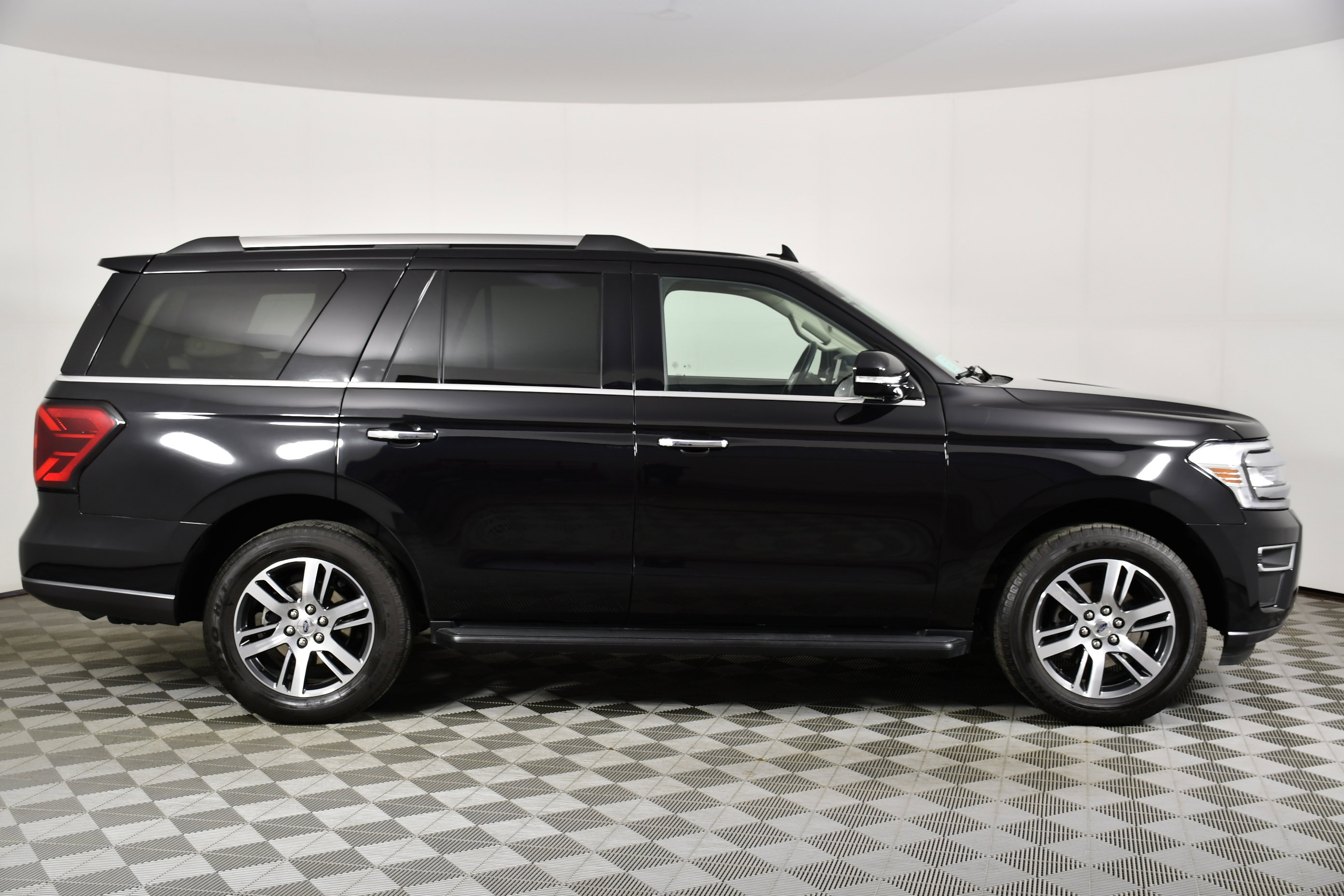 Used 2024 Ford Expedition Limited image 4