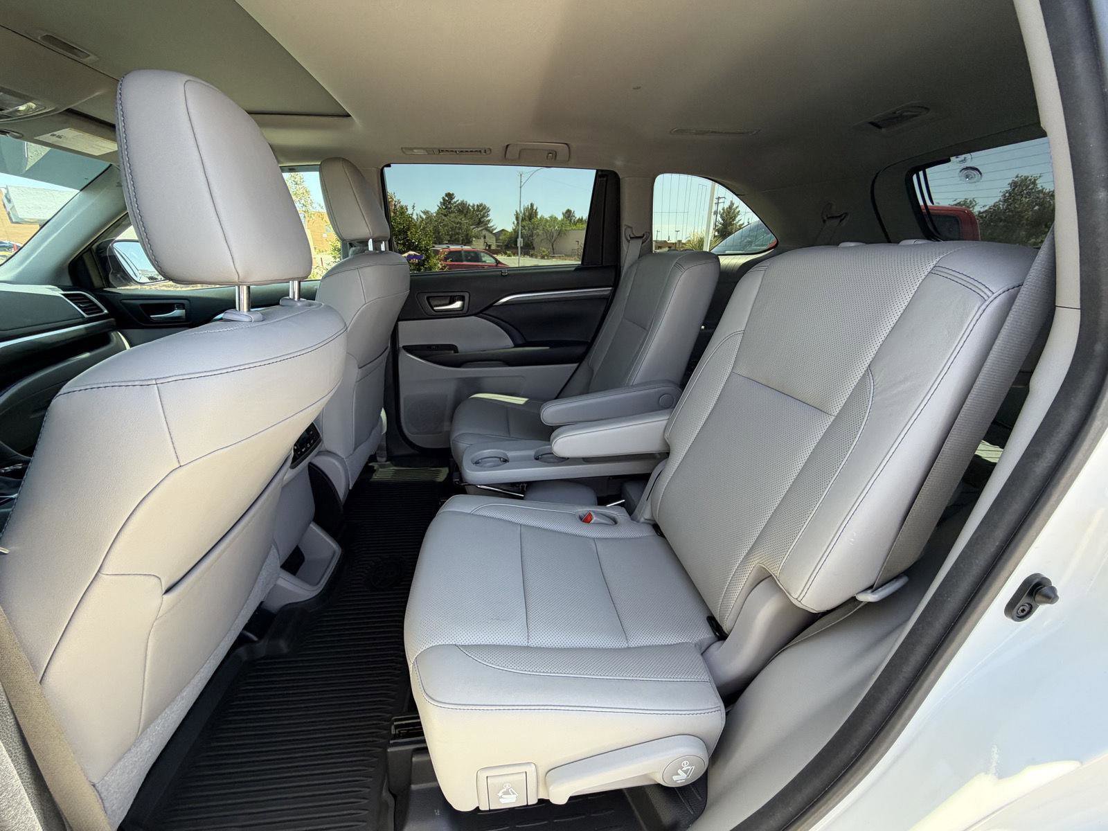 Used 2017 Toyota Highlander Limited AWD/4WD image 18