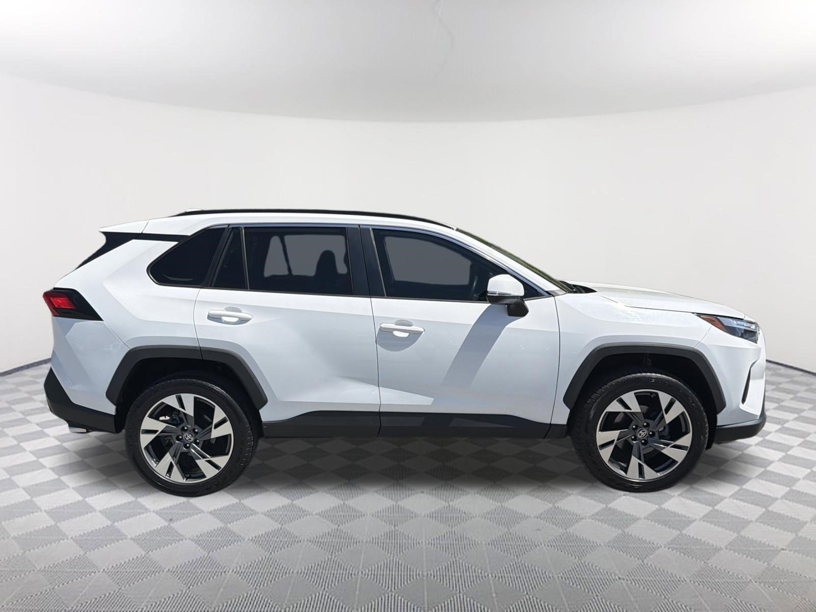 Used 2022 Toyota RAV4 XLE FWD image 5