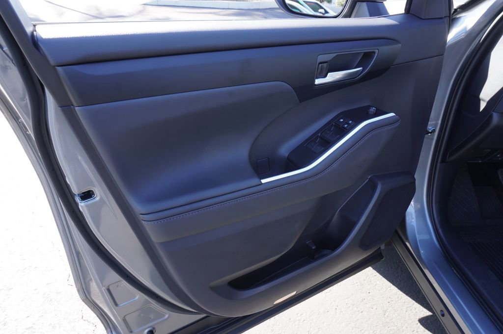 Used 2025 Toyota Highlander XLE image 16