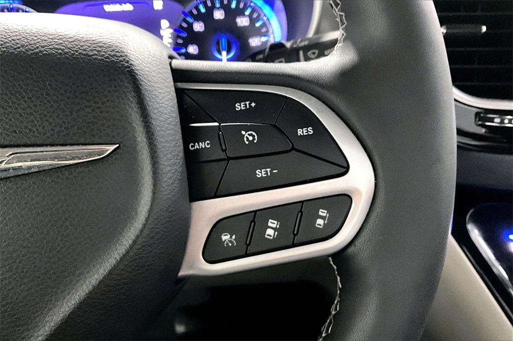 Used 2023 Chrysler Pacifica Touring-L image 13